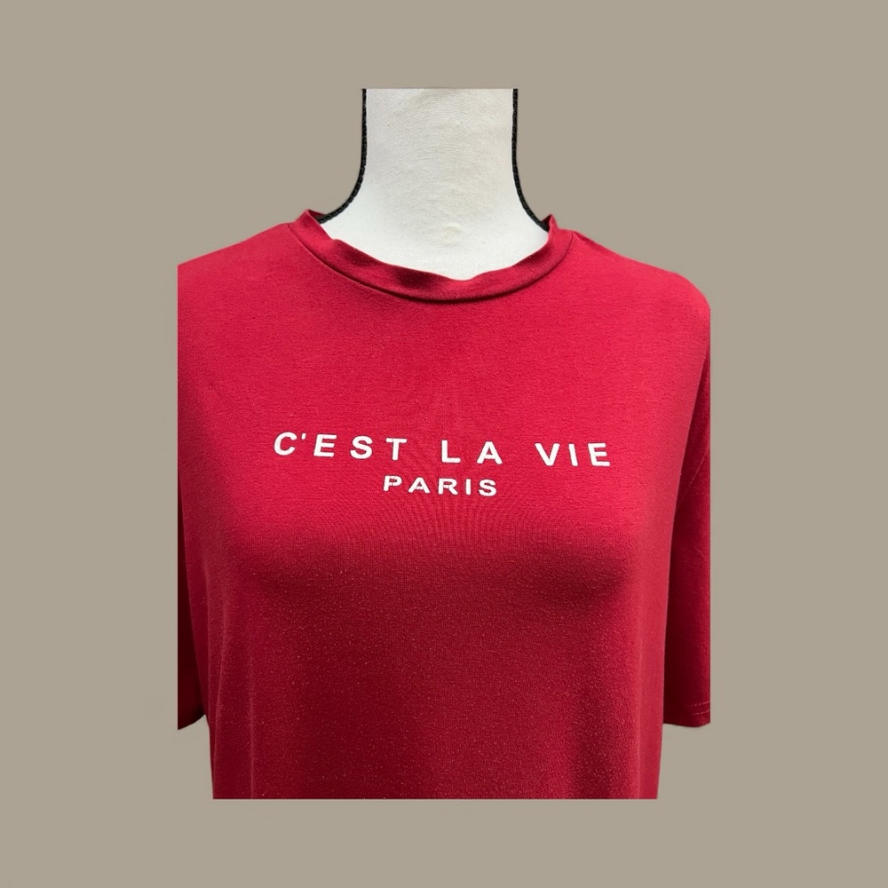 Red Women's Large, Unbranded, Tee Shirt Top with White Text, C’est La Vie